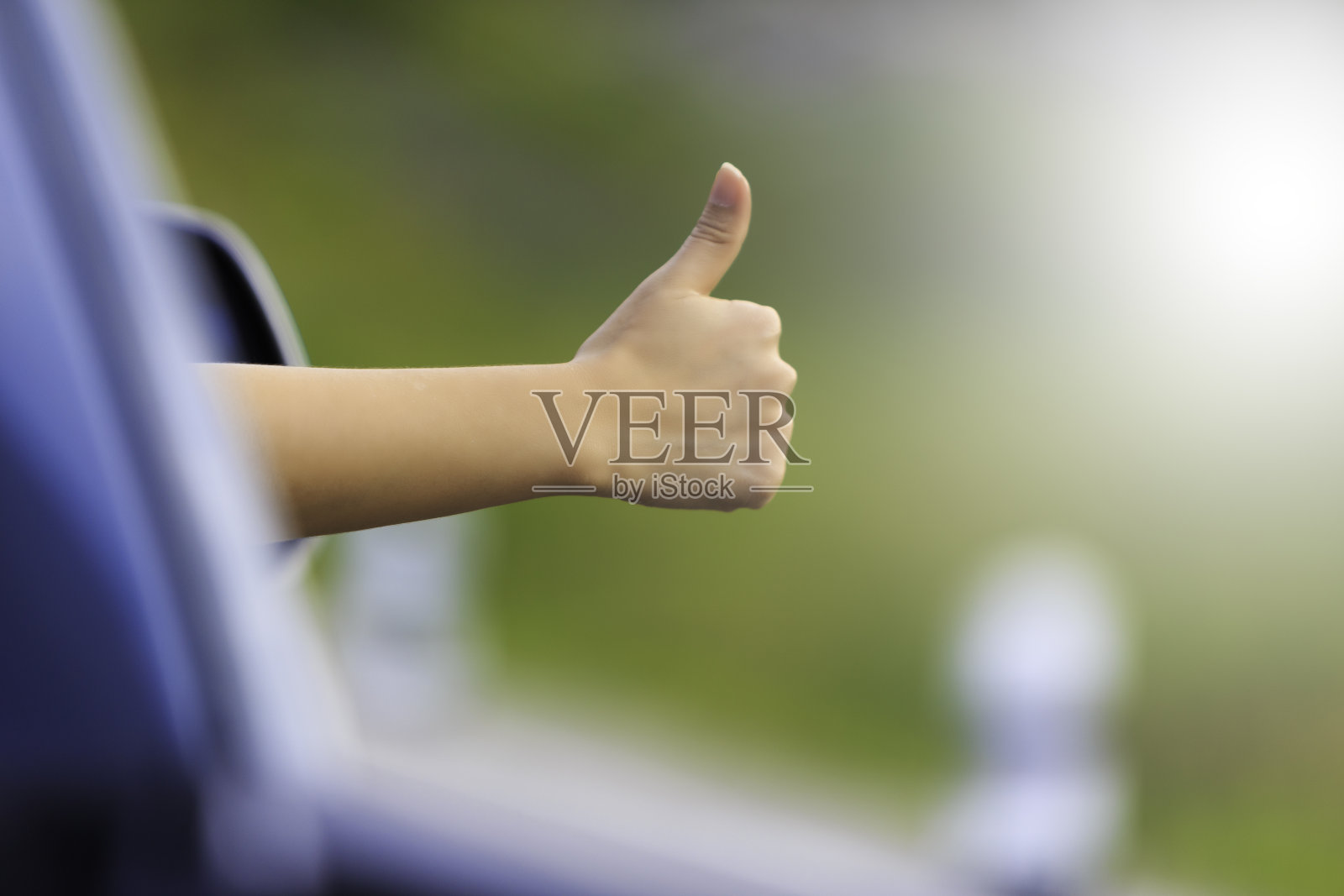 手拇指在车里在路上照片摄影图片