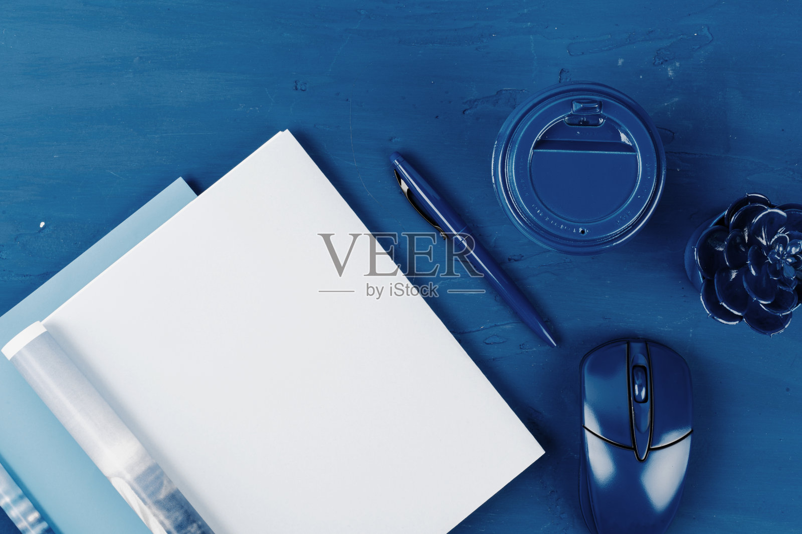 顶部视图打开杂志页与经典的蓝色背景上的空间照片摄影图片