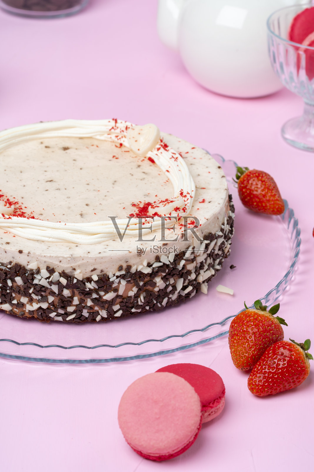 盘子上有奶油糖霜的巧克力蛋糕照片摄影图片