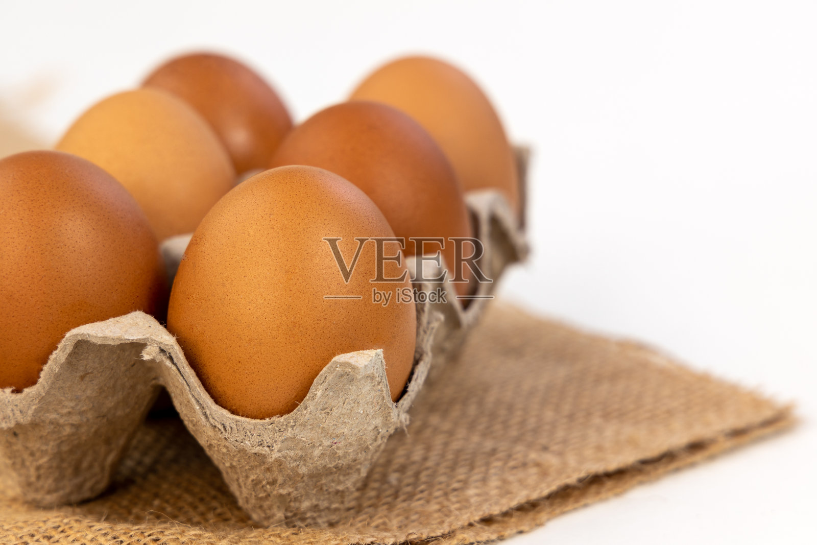 生鸡蛋装于纸鸡蛋盒内，眉垫白底。鸡蛋在包里。照片摄影图片