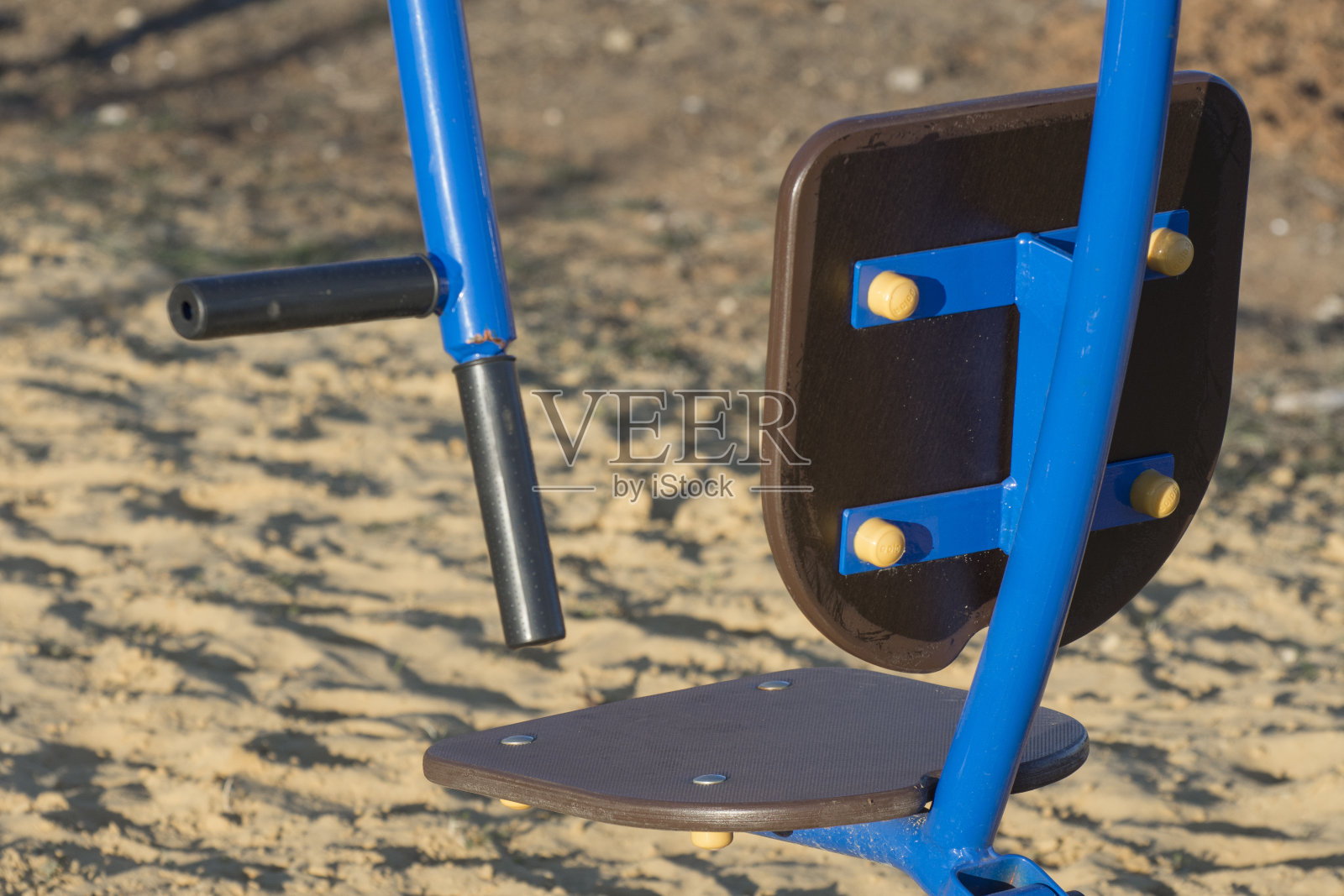 身体发育和体育运动。城市庭院的操场。体操运动的机器。照片摄影图片