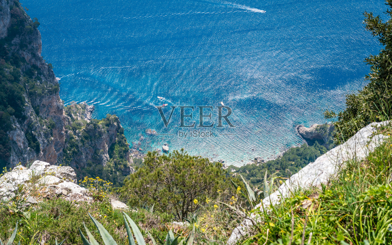 从意大利卡普里岛的山顶俯瞰令人叹为观止的景色。照片摄影图片