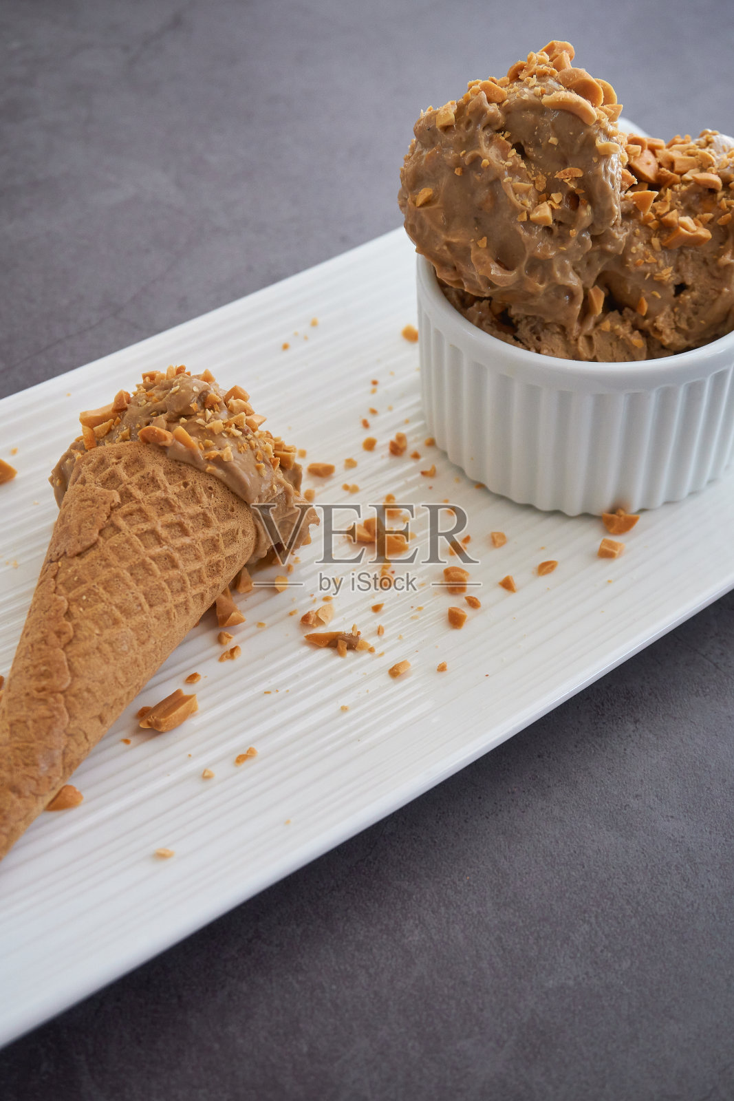 花生酱香蕉冰淇淋与华夫饼甜筒照片摄影图片