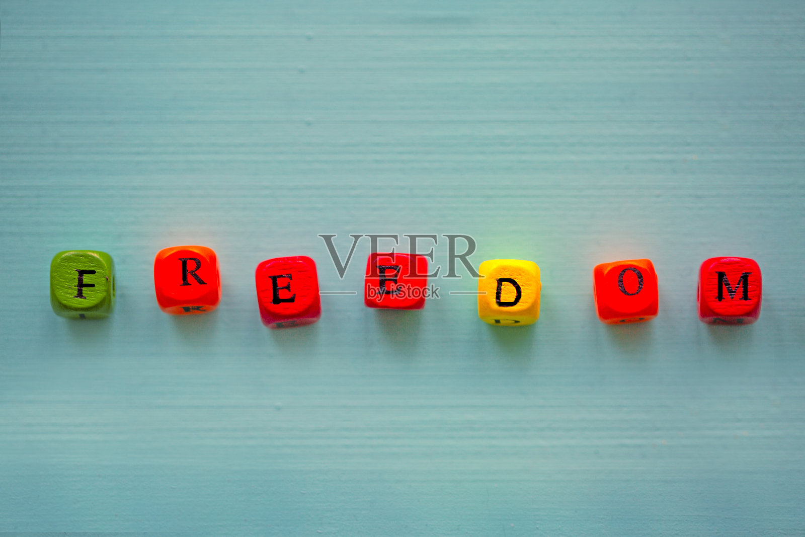 文字自由与彩色背景上的骰子。照片摄影图片