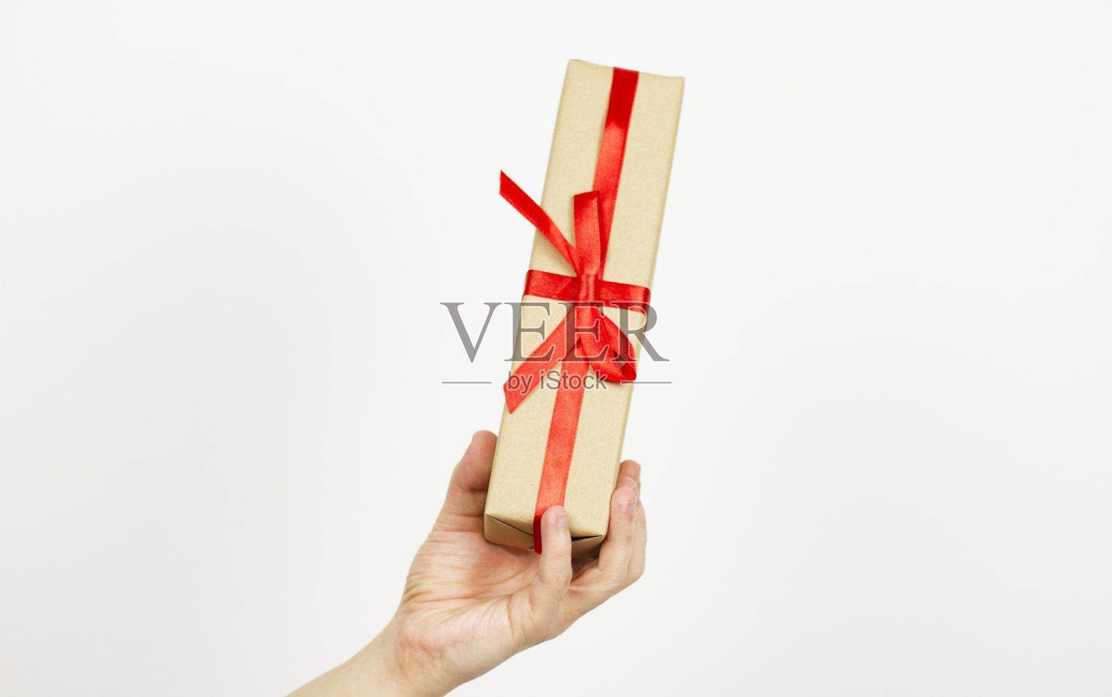 男手牵礼物送给孤立的活着的女友照片摄影图片