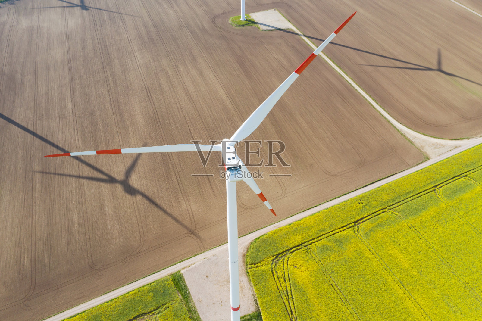 风力涡轮机和油菜籽田鸟瞰图照片摄影图片