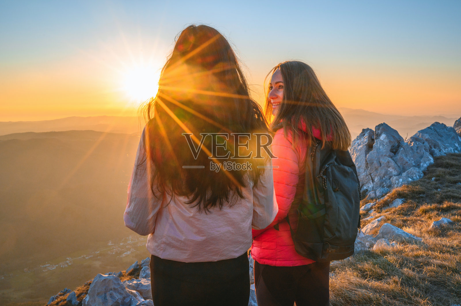 在山中看日落的运动女人们照片摄影图片