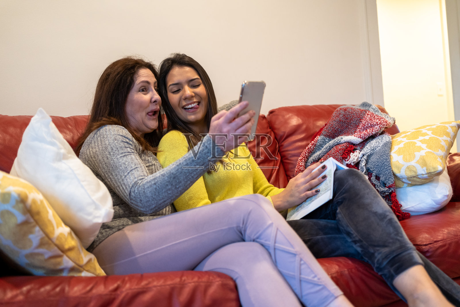 母亲和女儿们一起玩耍照片摄影图片