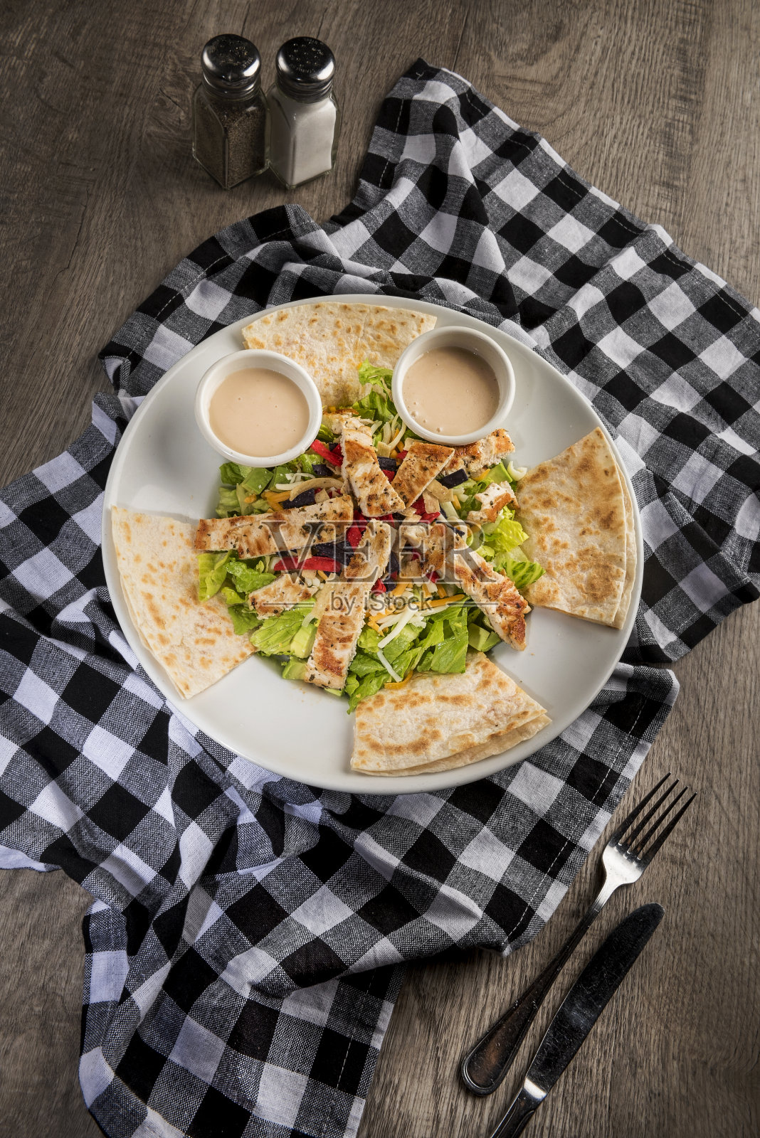 塞萨尔沙拉配鸡肉，生菜，帕尔马干酪和美味派(点击查看更多)照片摄影图片