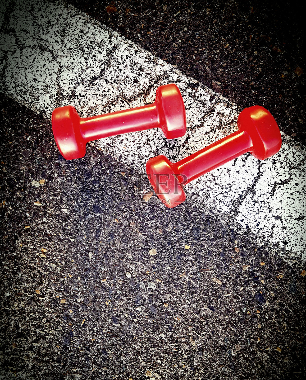 一对低重量杠铃与条纹沥青照片摄影图片