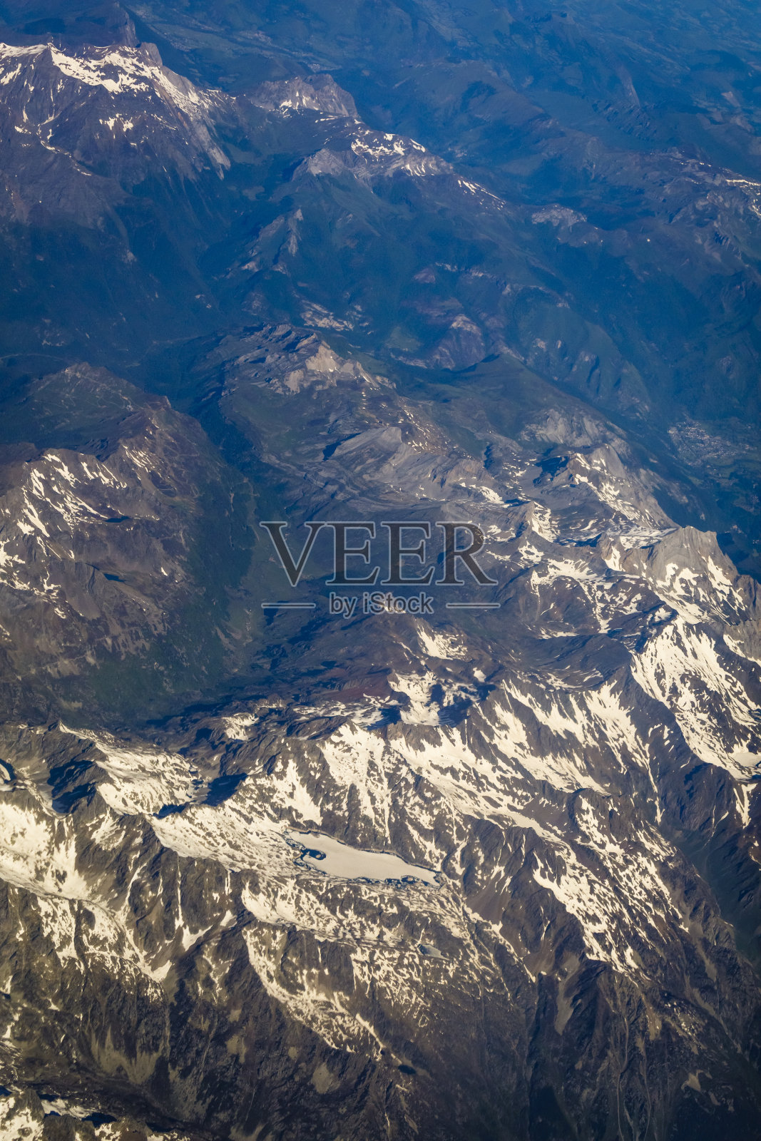 在田园诗般的阿尔卑斯风景之上，雄伟的阿尔卑斯山脉——比利牛斯阿尔卑斯山脉照片摄影图片