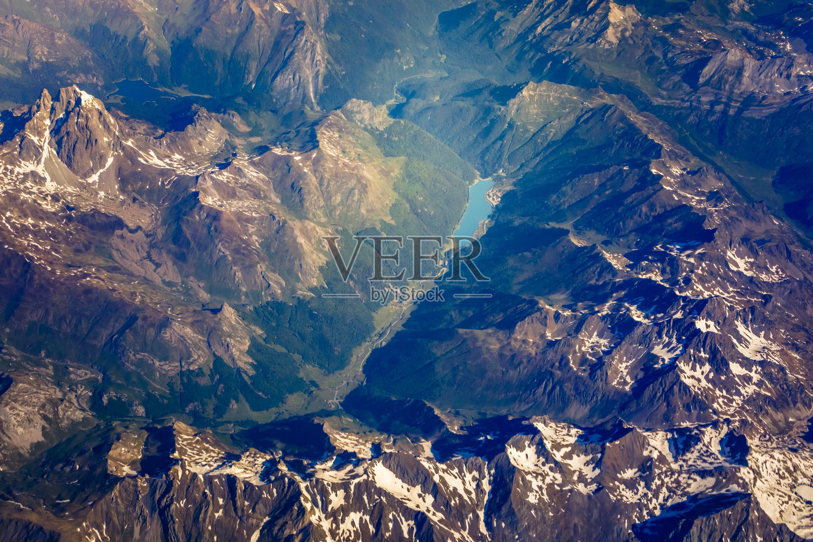 上面田园诗般的高山景观和湖泊，雄伟的阿尔卑斯山-比利牛斯阿尔卑斯山照片摄影图片