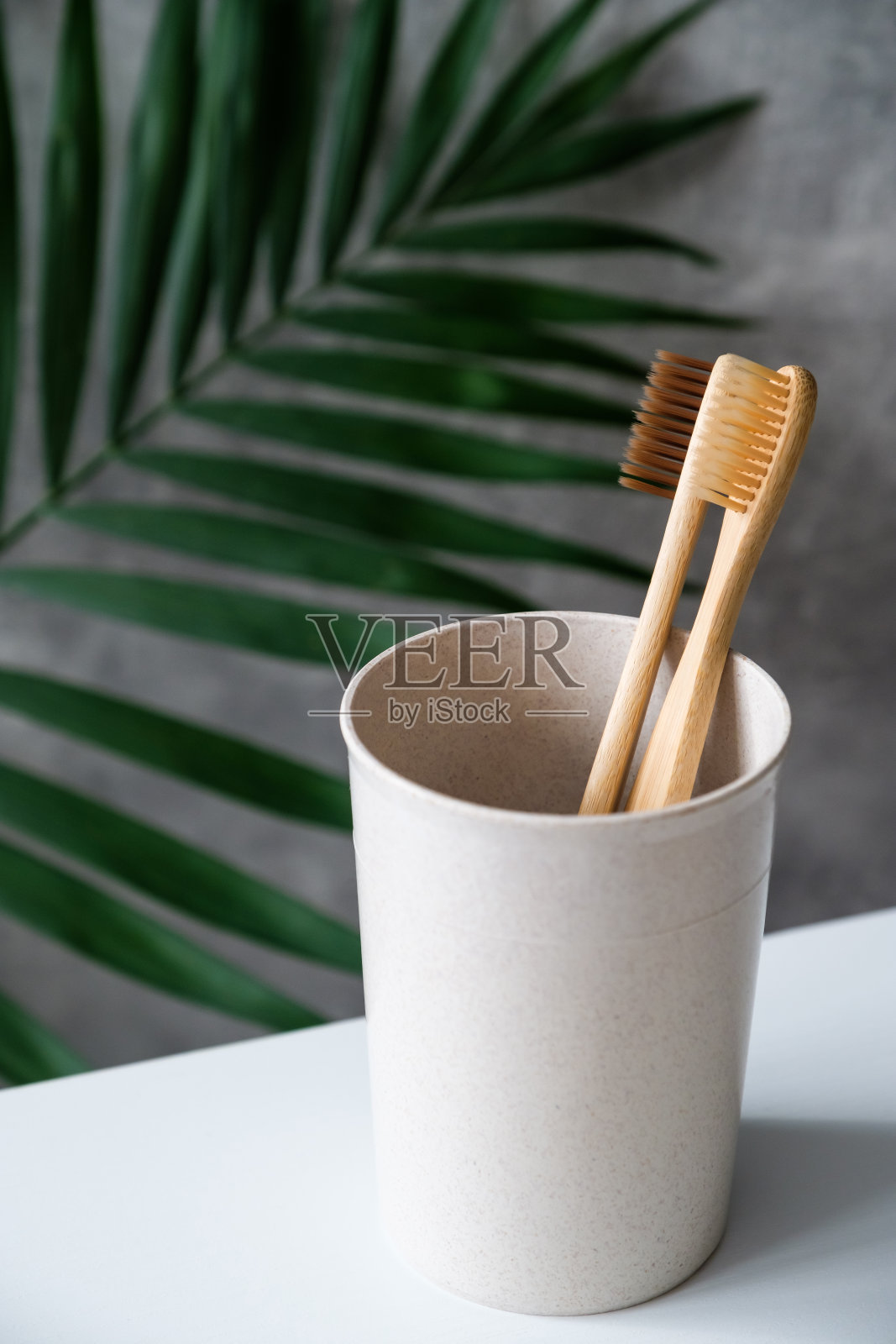 玻璃竹制环保牙刷。天然木制口腔卫生用品。零浪费，无塑料，可持续的生活理念照片摄影图片