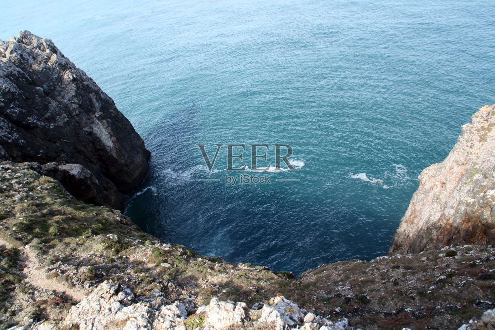 阿尔加维，葡萄牙南部圣维森特角的悬崖和海水。照片摄影图片