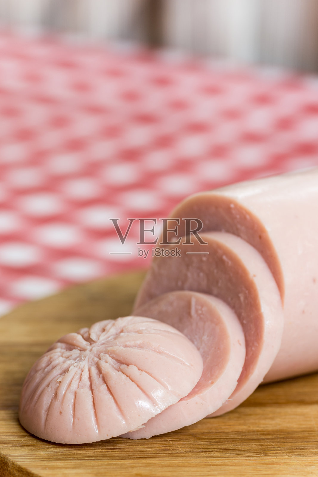 近距离观察切片的腊肠照片摄影图片