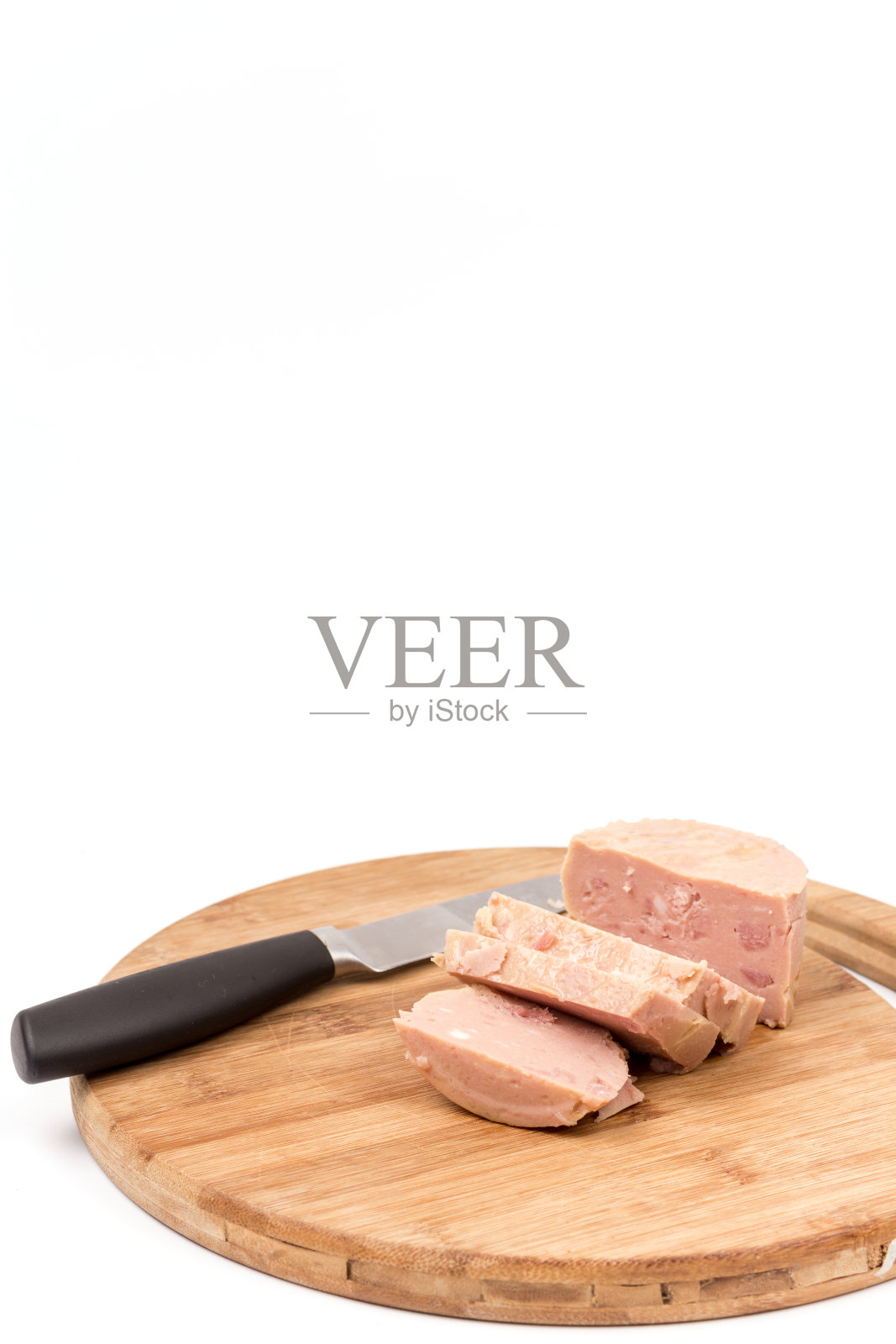 午餐肉放在木板上，孤立在白色的背景上照片摄影图片