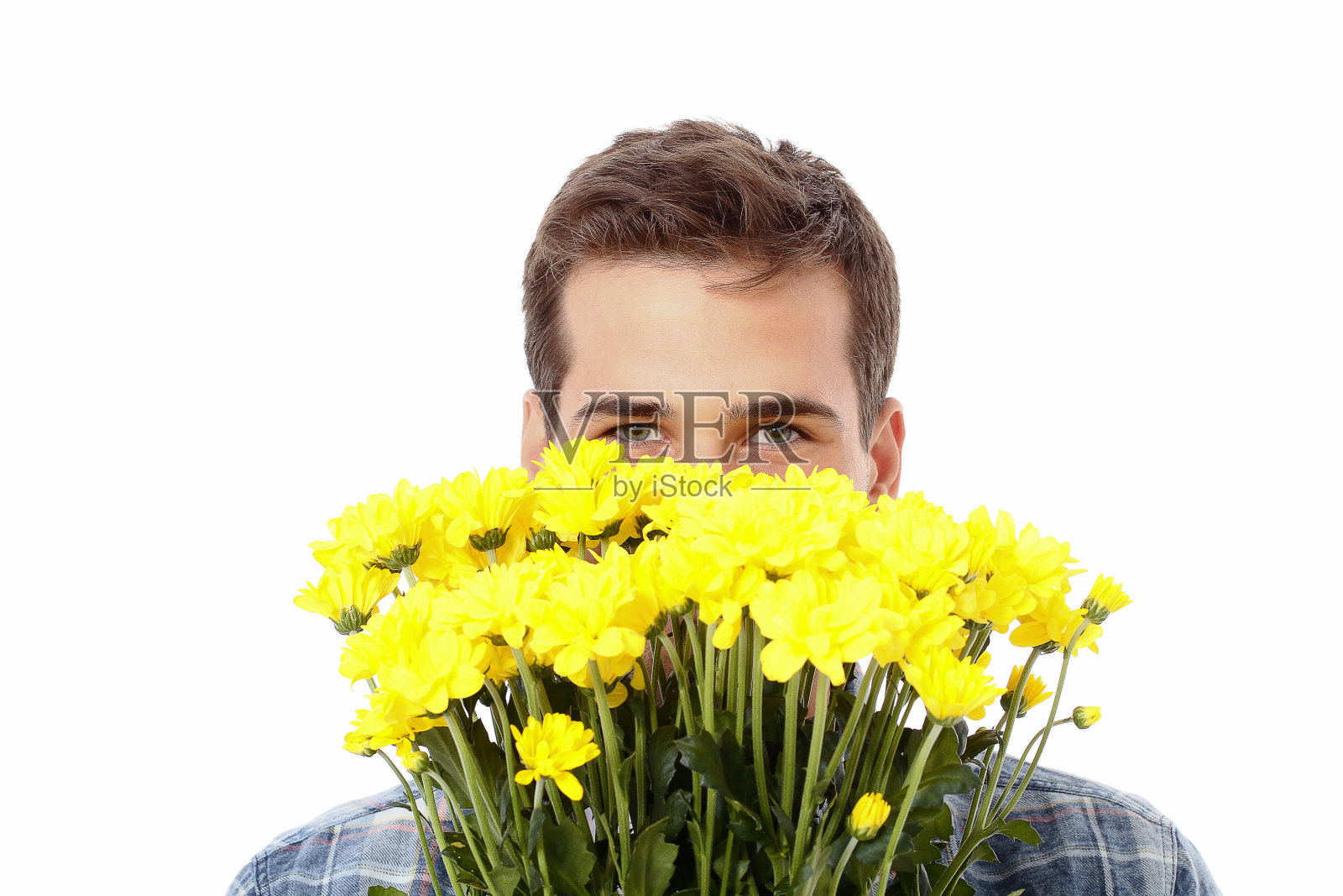 黄色的花靠近男人的脸与复制空间。孤立在白色背景上。副本的空间。情人节和母亲节照片摄影图片