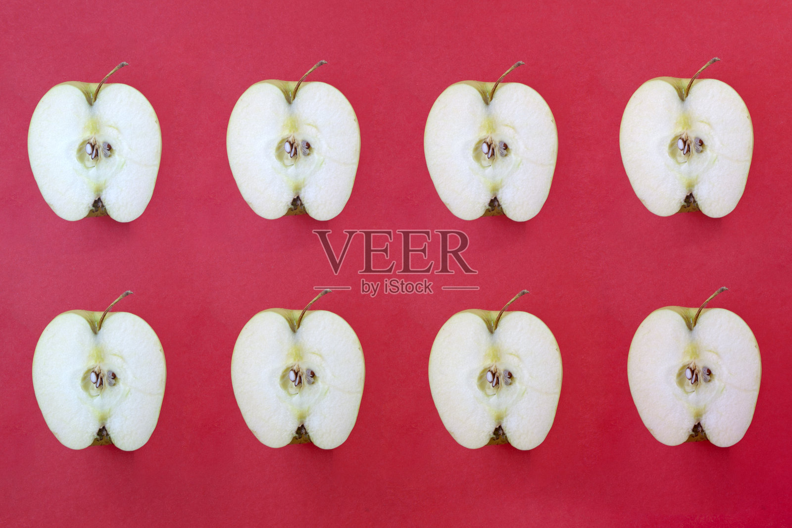 半切苹果图案在红色的背景照片摄影图片