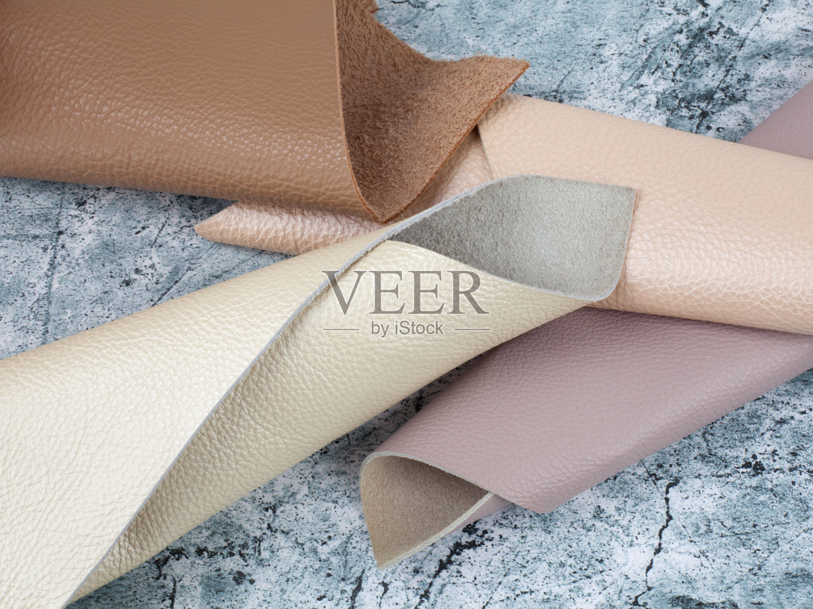 天然皮革纹理样品在灰色的石头背景照片摄影图片