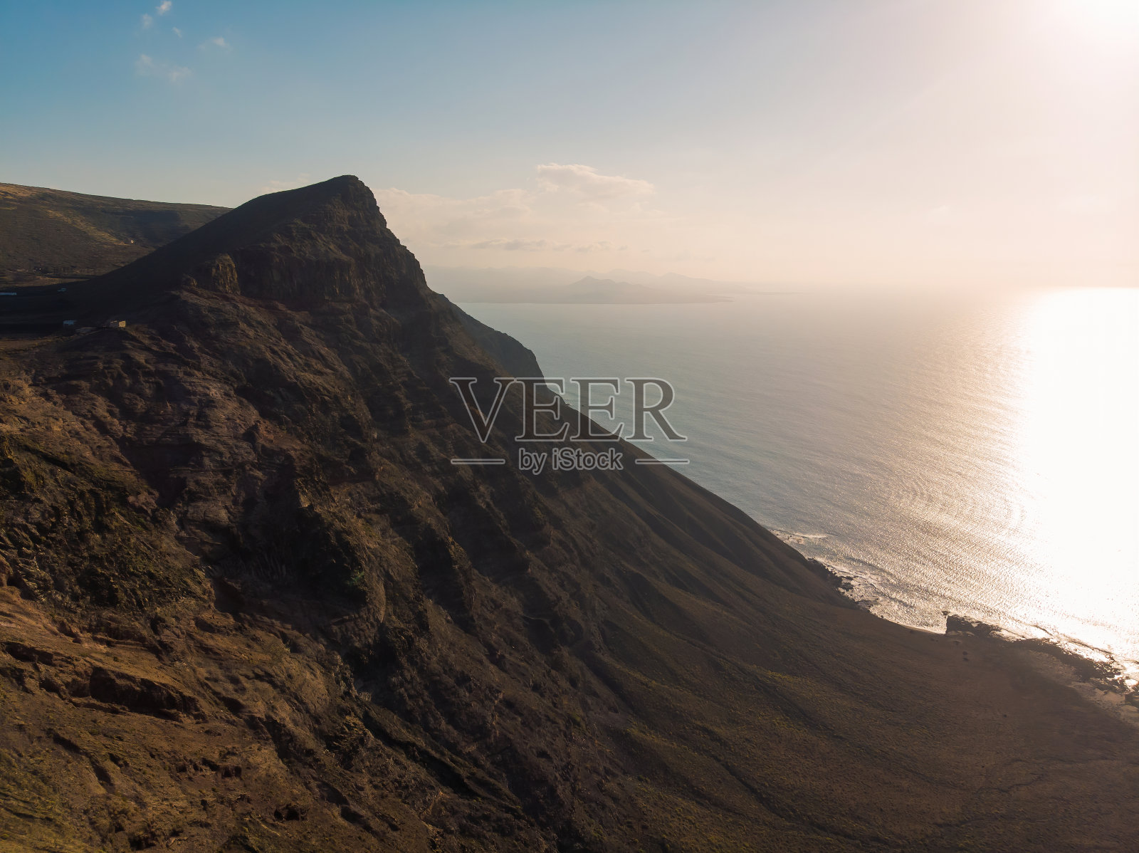 夕阳西下时，西班牙北部坎塔布里亚大西洋山脉的美丽航拍照片摄影图片