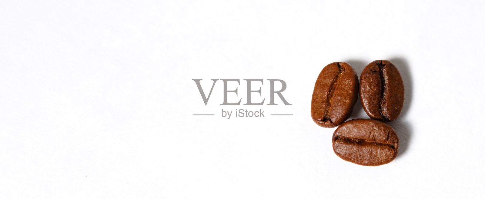 在白色背景上分离的烘培咖啡豆。照片摄影图片