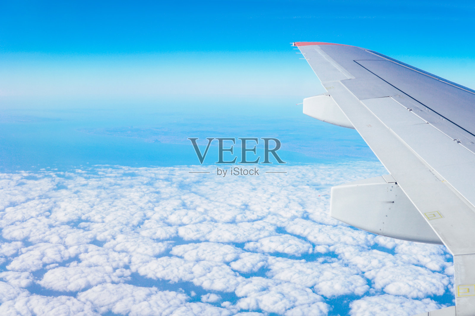 蓝天之上，从飞机内飘起白云照片摄影图片