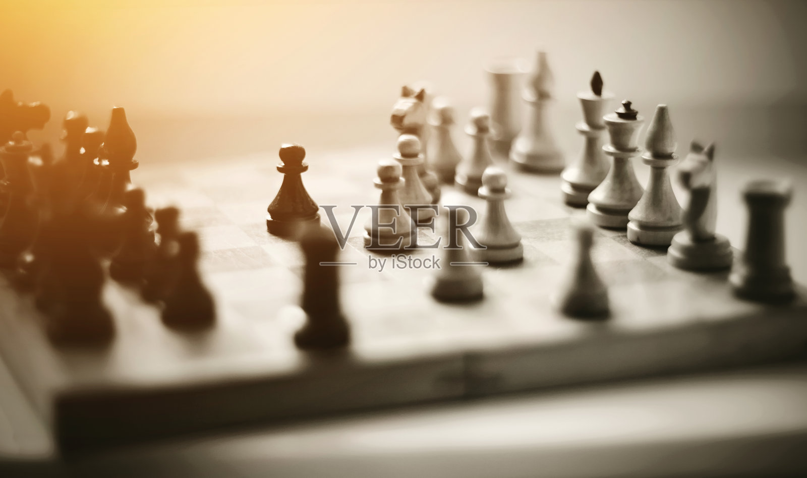 棋盘上的棋子。棋盘上的木制棋子。照片摄影图片