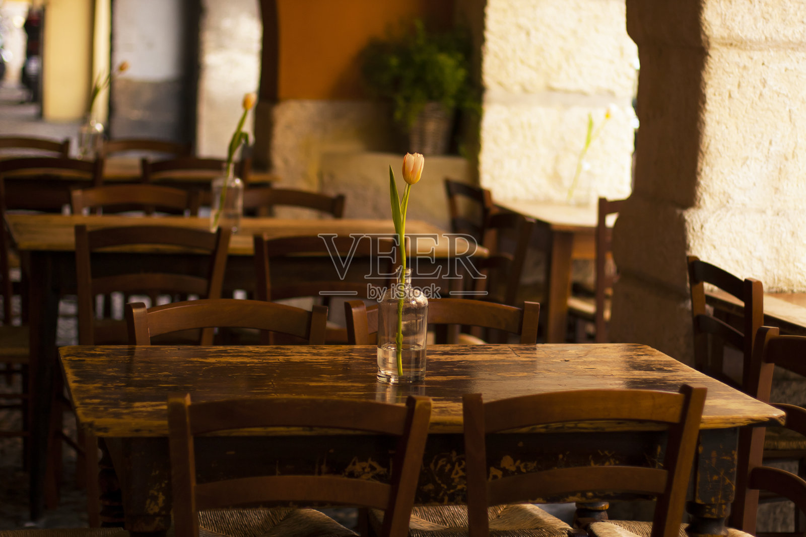 古董酒馆户外桌子照片摄影图片