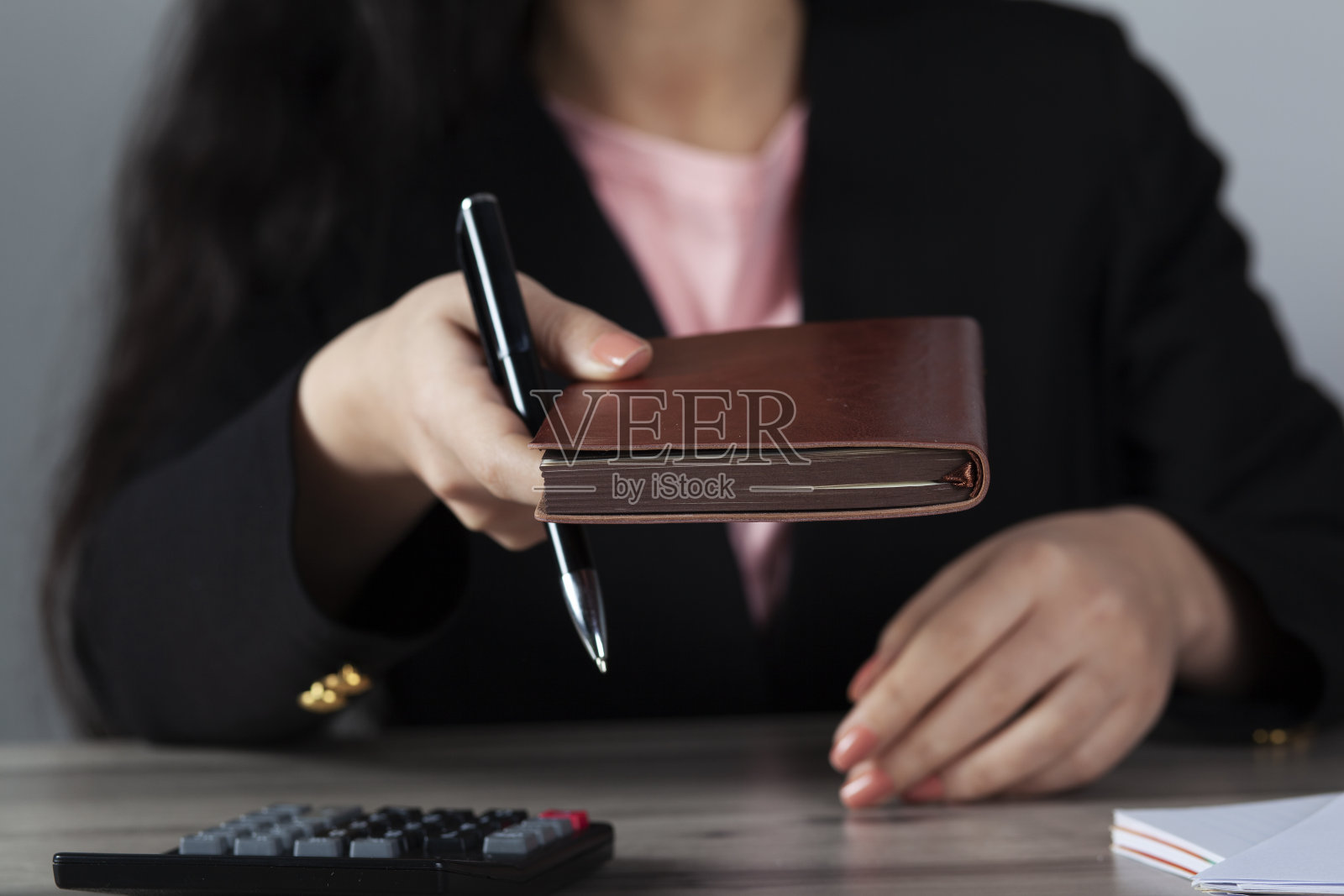 工作妇女的手提记事本照片摄影图片