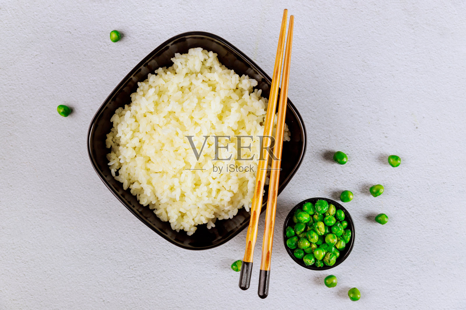 黑碗白底清蒸白饭。照片摄影图片