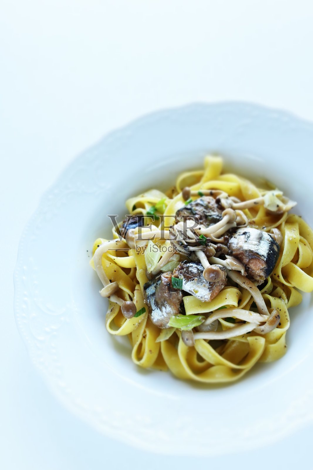 意大利食物，沙丁鱼和意大利面照片摄影图片