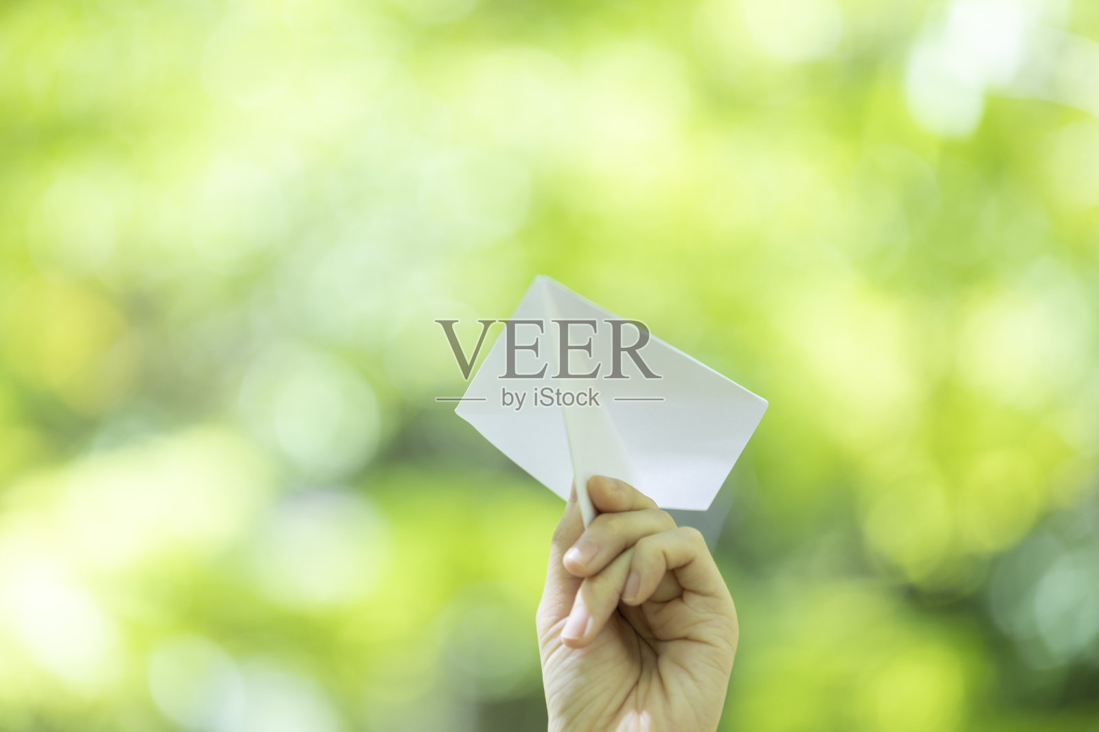 年轻女子女士与手工纸飞机照片摄影图片