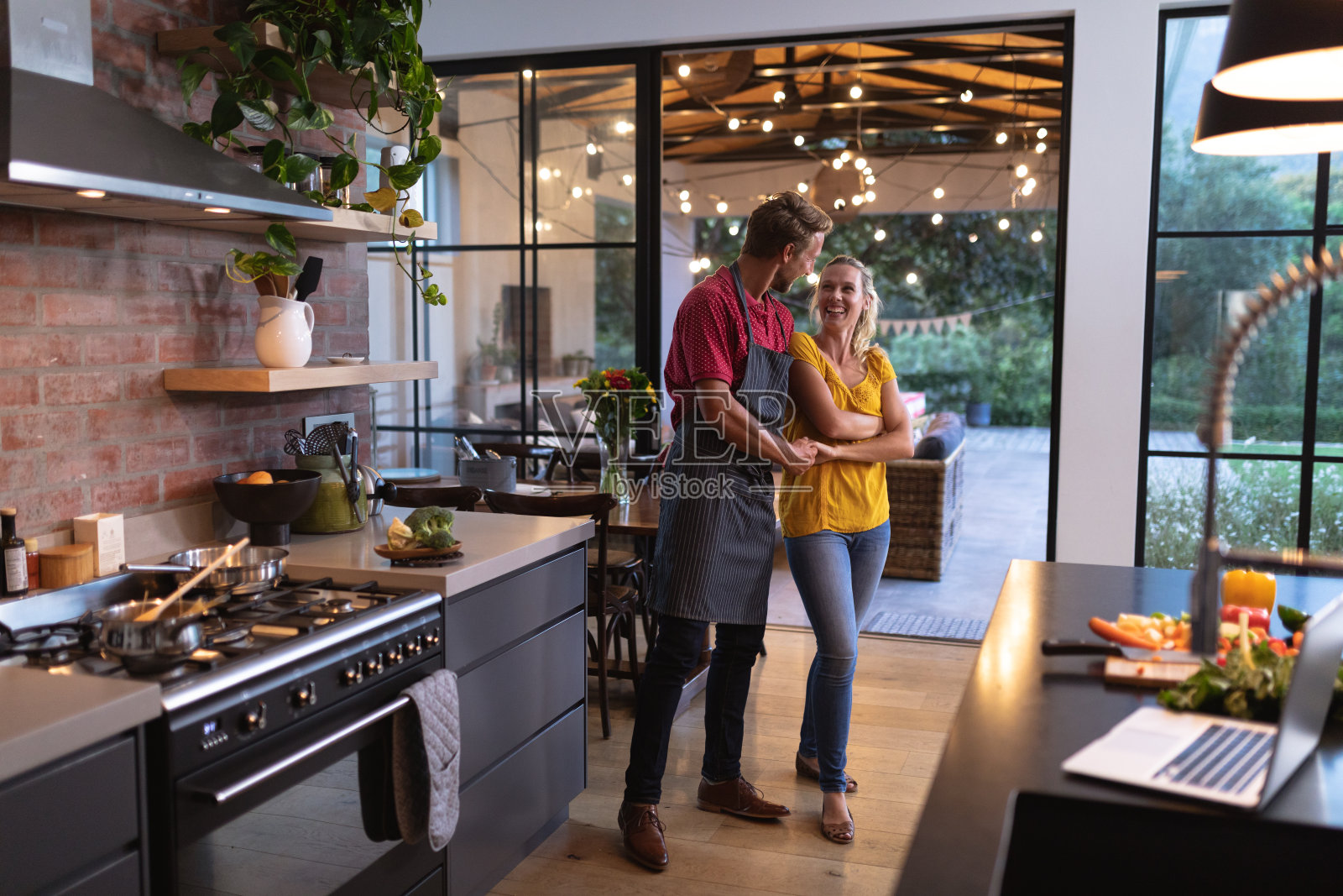 新冠肺炎大流行期间，一对白人夫妇在厨房跳舞照片摄影图片