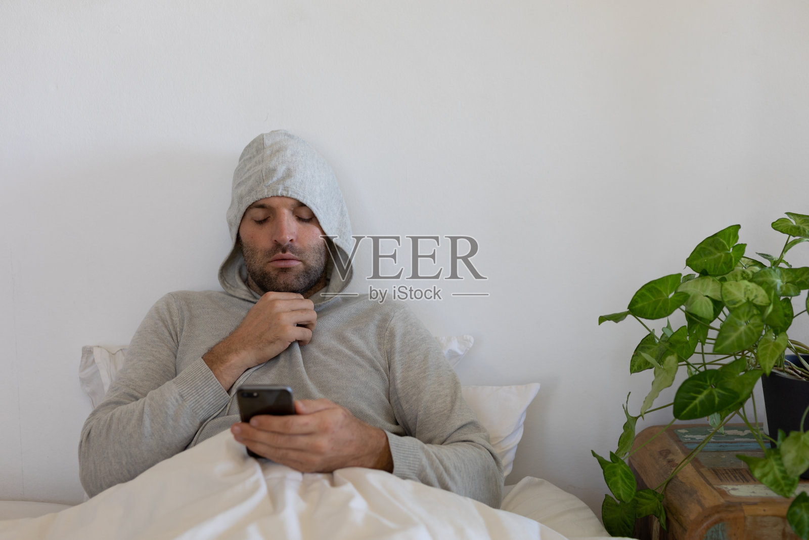 在冠状病毒co .期间，生病的白人男子在隔离禁闭中自我隔离和社交距离照片摄影图片