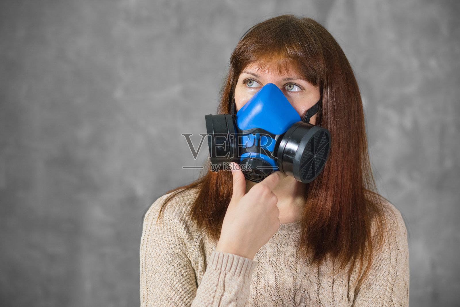 美丽的女人在呼吸器站在黑暗的背景。照片摄影图片