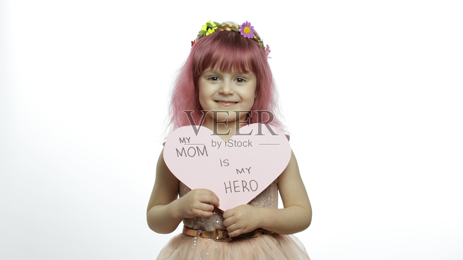 童女公主拿着粉红色的纸心，用文字讲述母亲。母亲节照片摄影图片