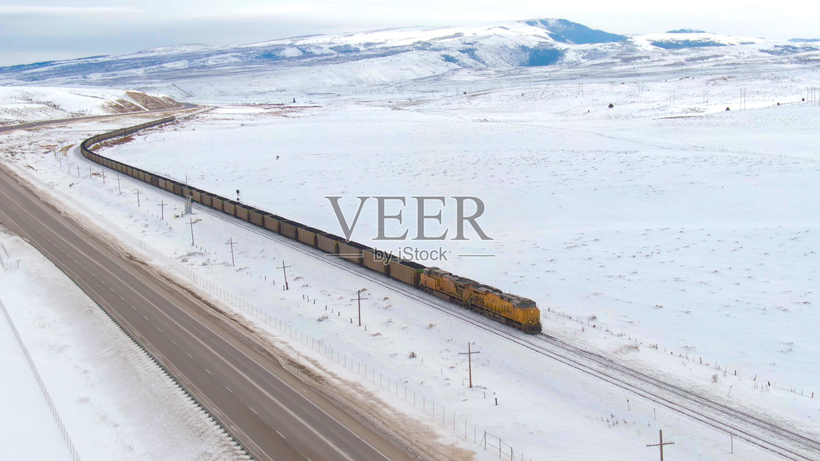 无人机:火车头在寒冷的美国运输装满煤炭的铁路车厢照片摄影图片