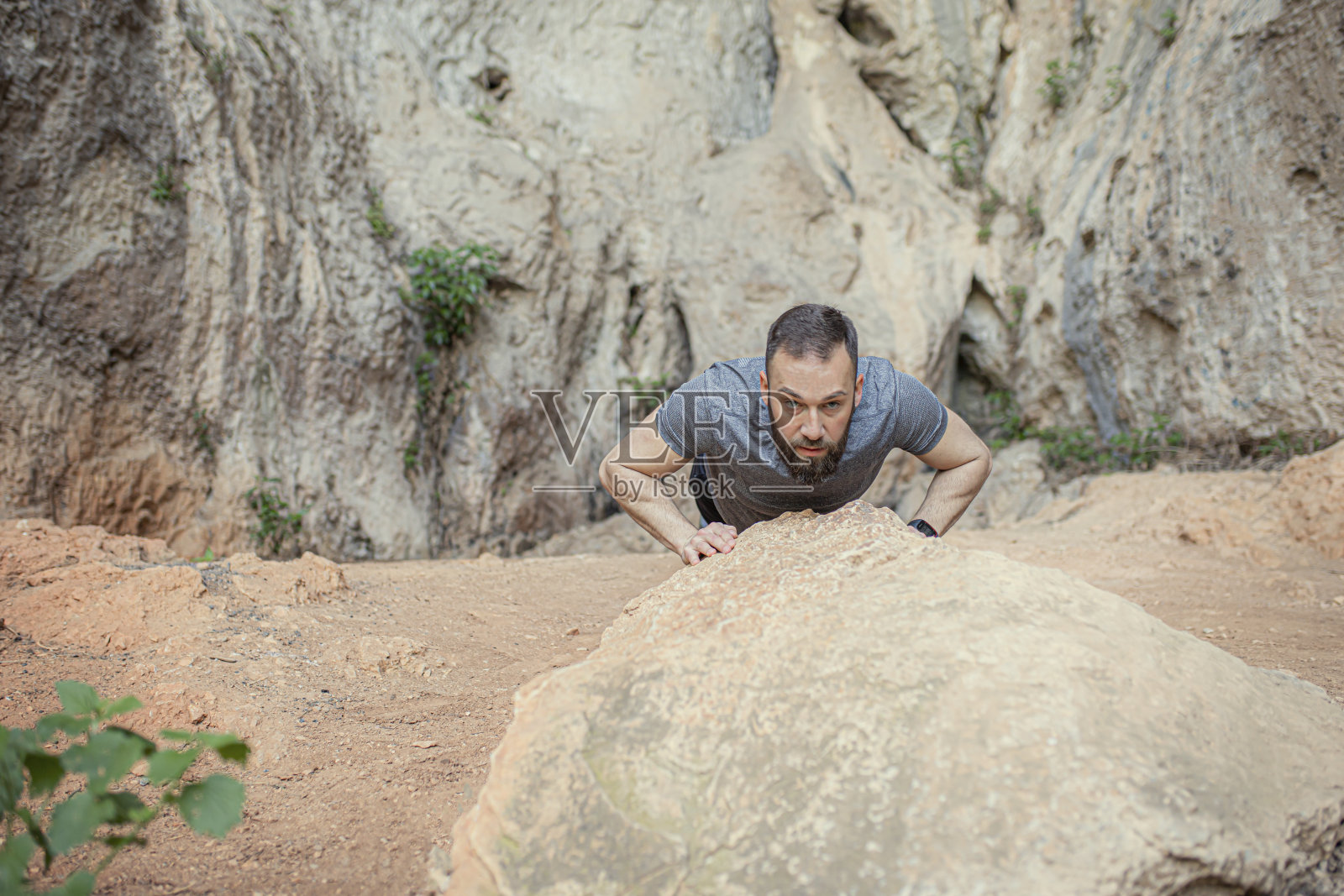 单身男人在山洞里伸懒腰。积极的生活方式照片摄影图片