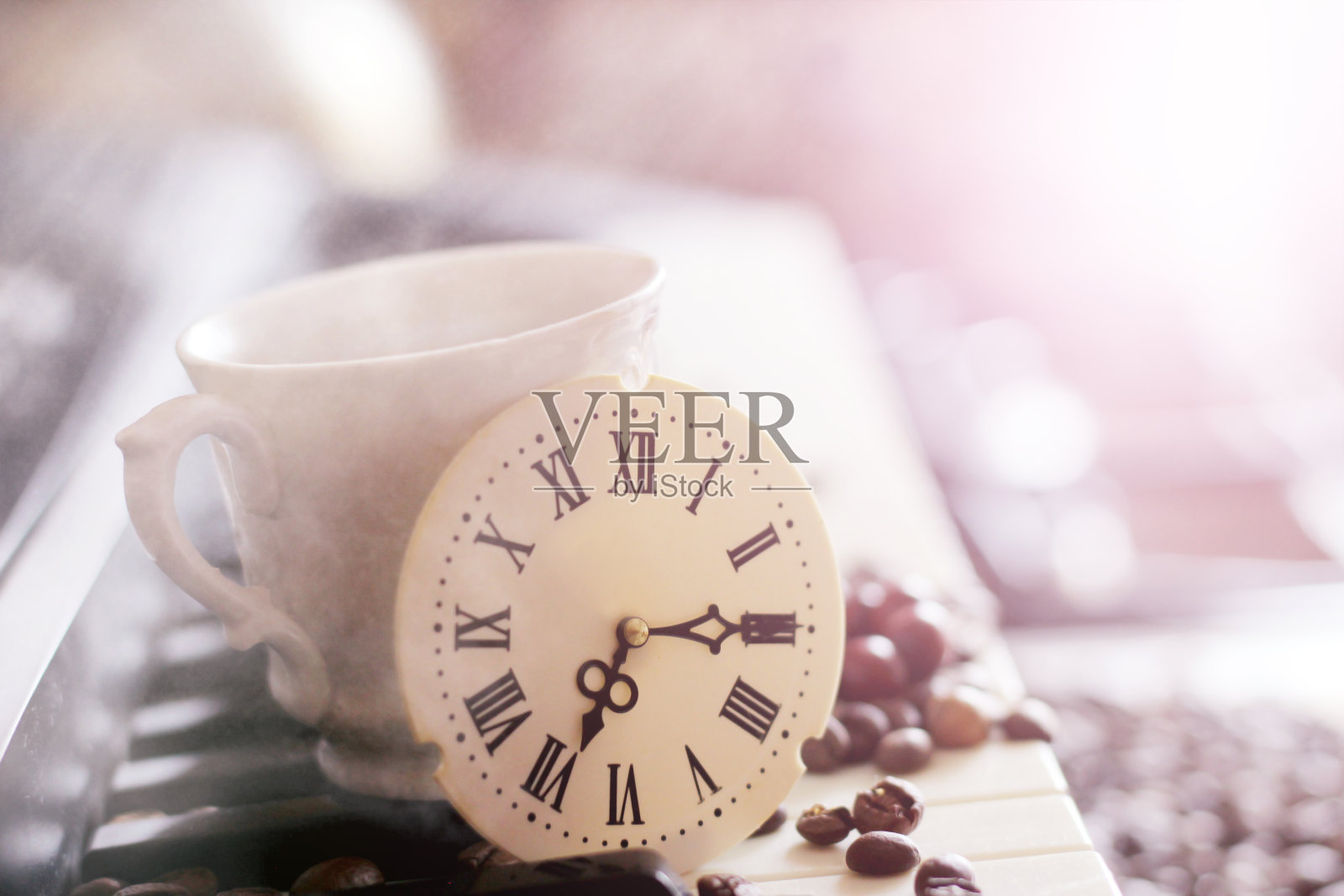 一个罗马数字的钟，一架钢琴，还有咖啡豆照片摄影图片