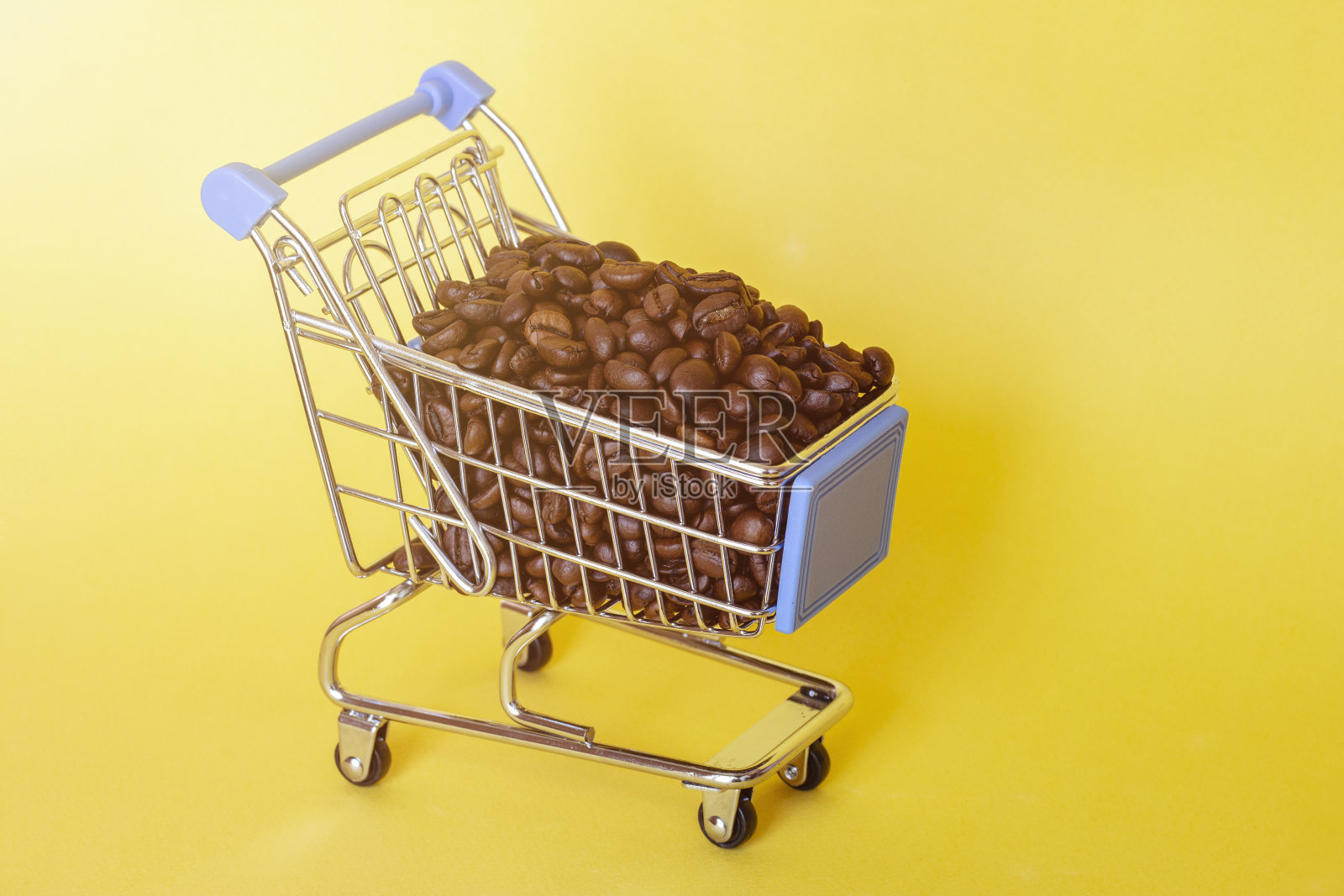 白底上放着咖啡豆，还有一个篮子照片摄影图片