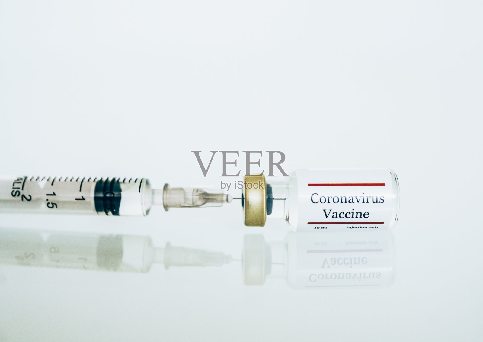 近距离注射疫苗的医疗注射器。照片摄影图片