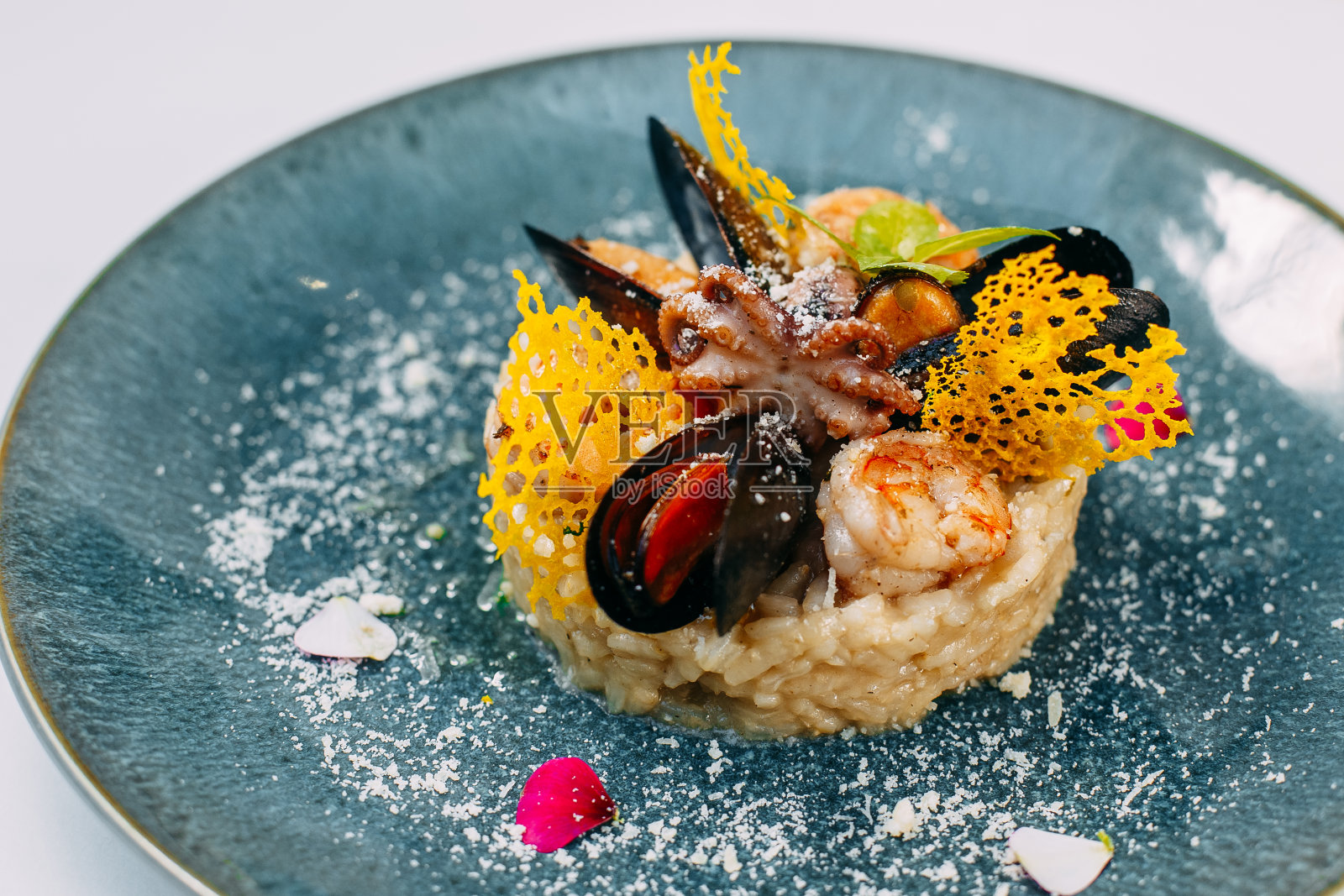 米饭配海鲜，贻贝，虾和章鱼在一个孤立的白色背景照片摄影图片