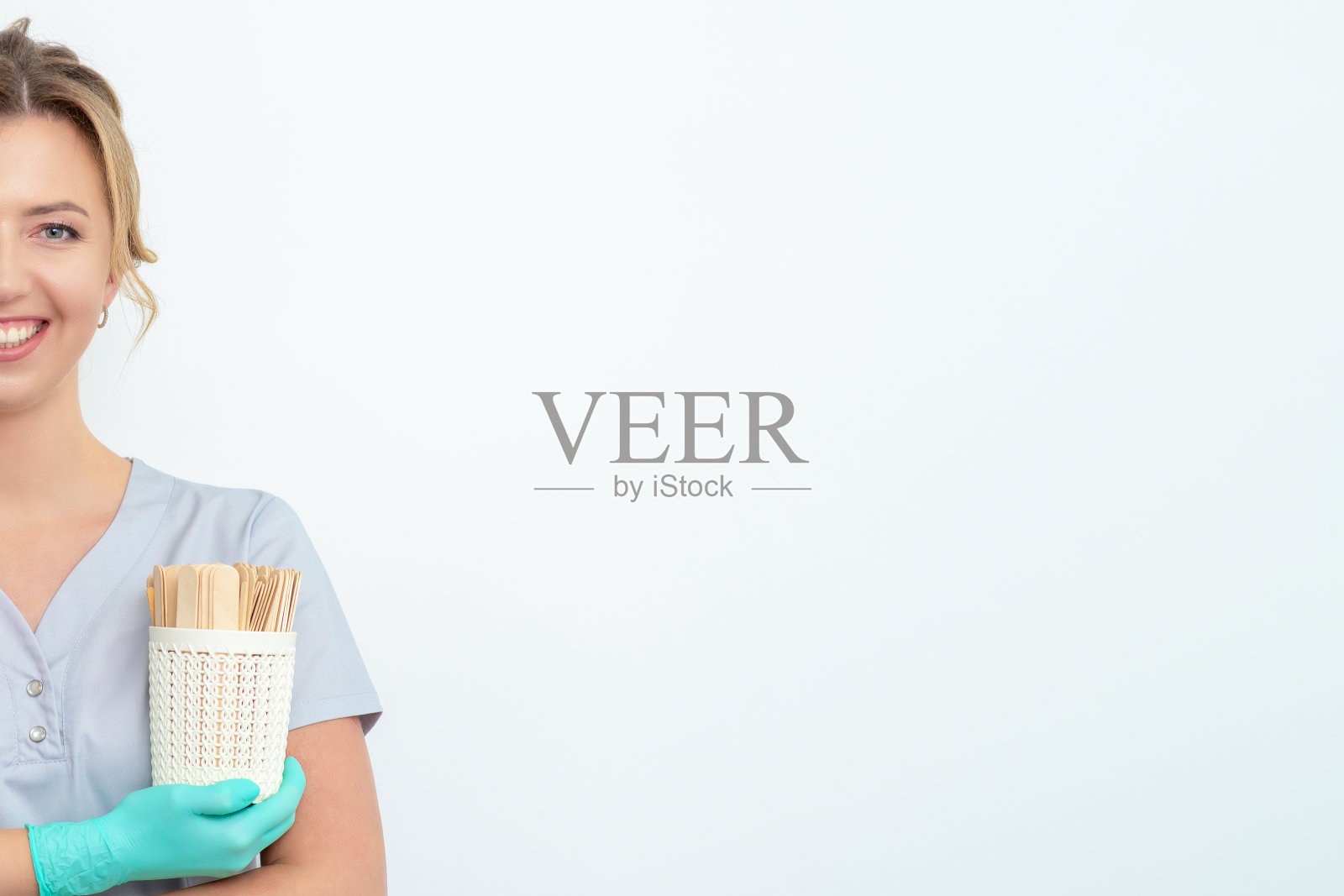 美容师拿着打蜡棒。照片摄影图片