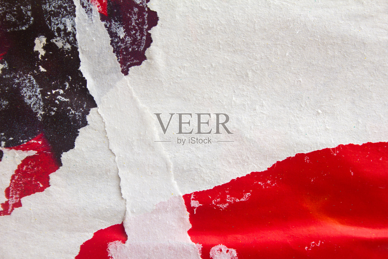 红白色撕裂和褶皱的纸质海报纹理背景照片摄影图片