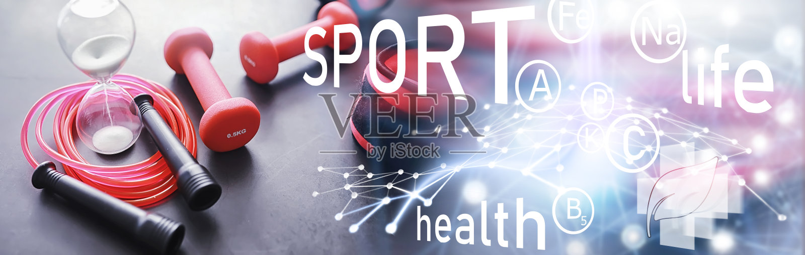 运动和健康的生活方式。附件为运动。瑜伽垫、哑铃和跳绳。运动背景家庭运动概念。照片摄影图片