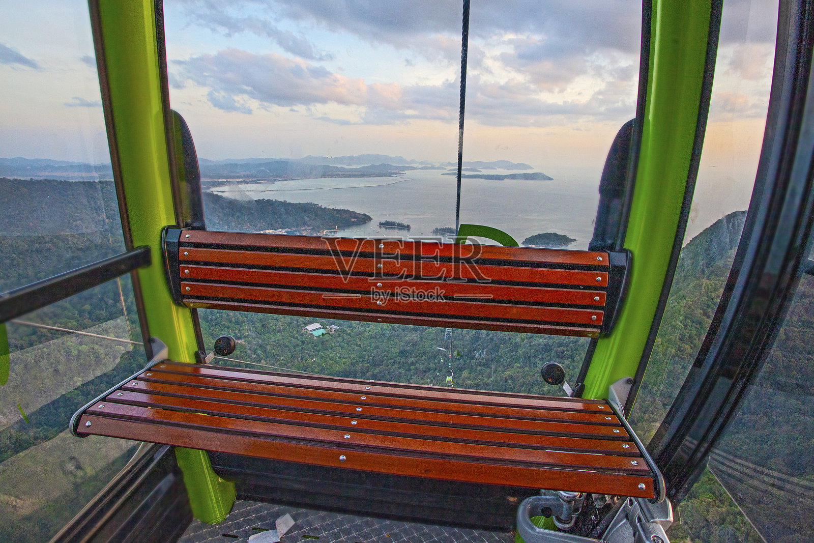 马来西亚兰卡威岛山上的缆车照片摄影图片