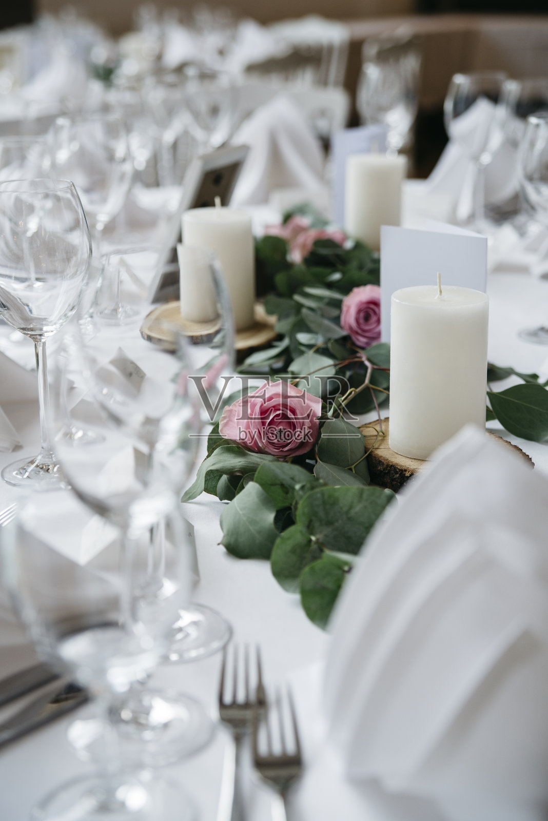 婚宴上的餐桌装饰照片摄影图片