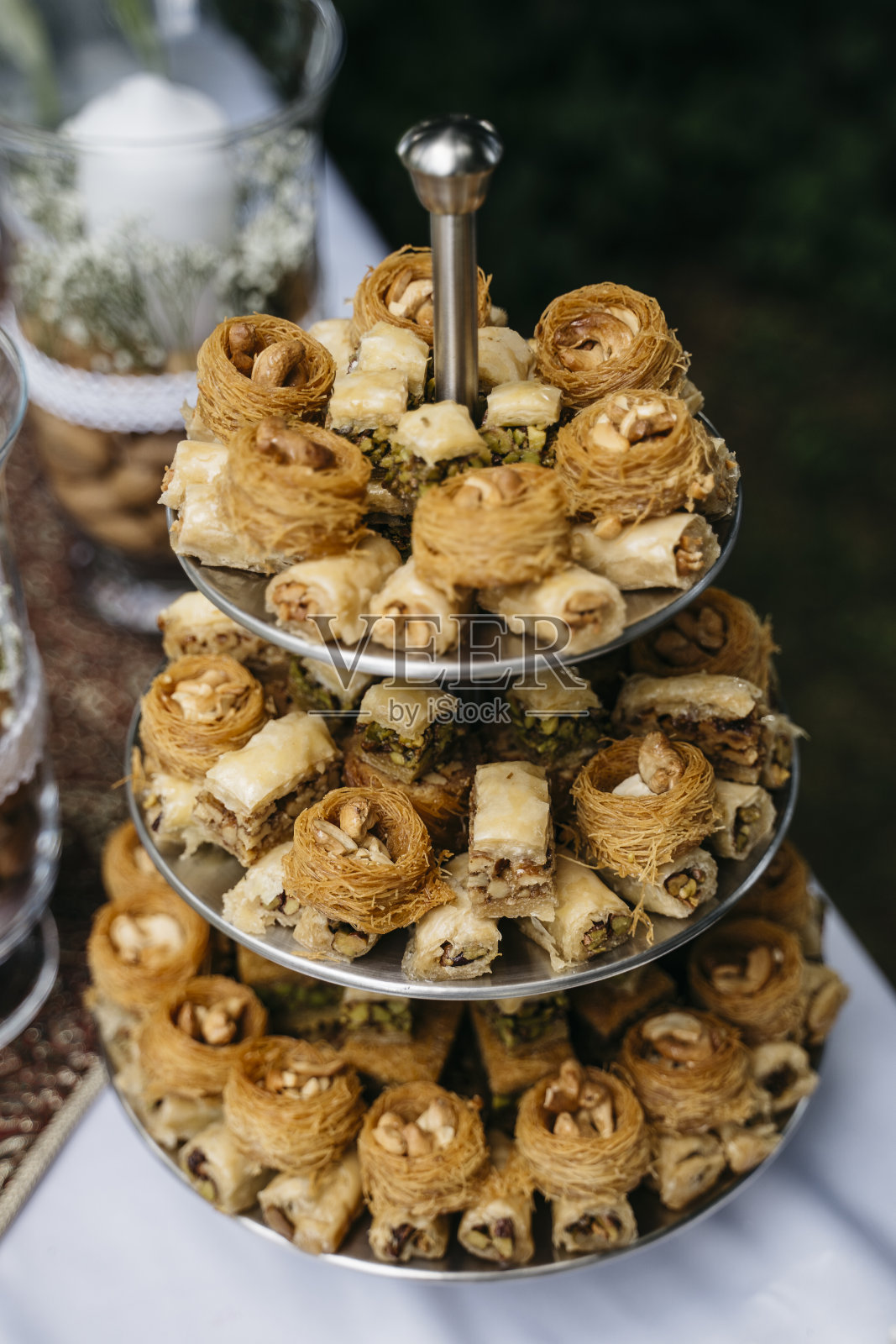 糕饼摊上的果仁蜜糕照片摄影图片