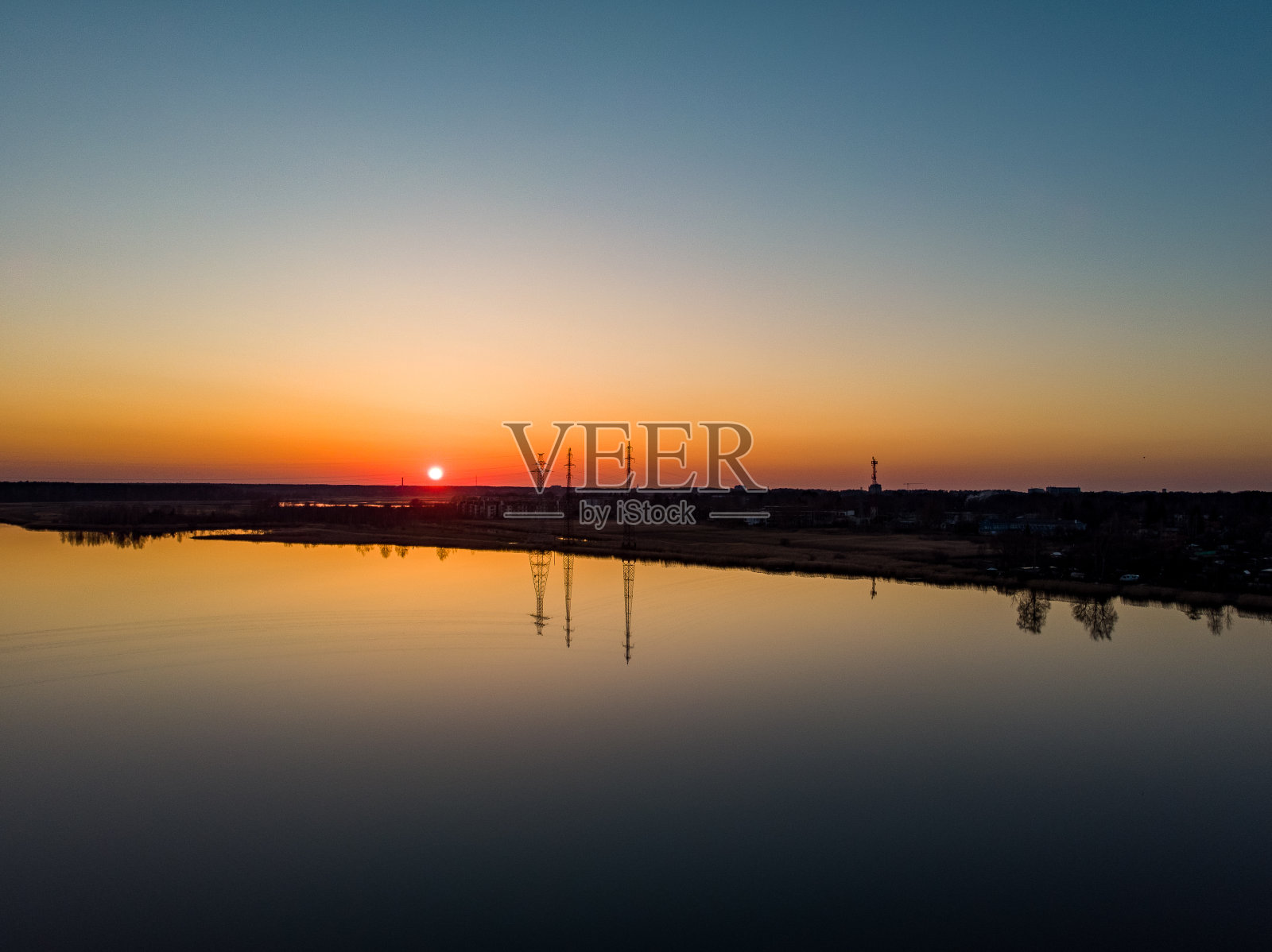 Lielupe河的乡村景色在日落附近的海岸线上美丽的松树林。照片摄影图片