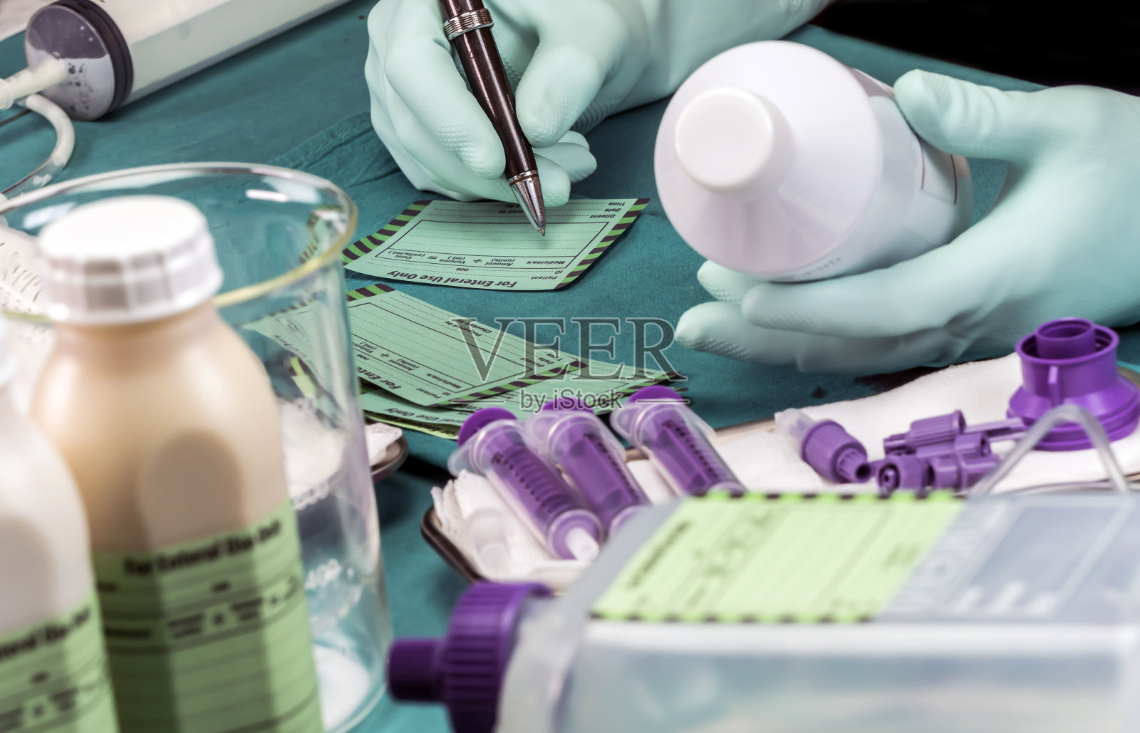 护士书写病况资料，医院内肠内营养姑息治疗，概念形象照片摄影图片